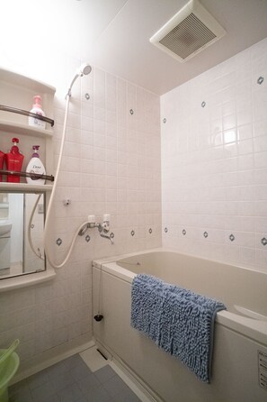 A bathroom with a bathtub, a shower, and a sink. - Elle’s Shirokane guest house (Tokyo)