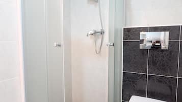 Douche, douche à « effet pluie », sèche-cheveux, serviettes fournies