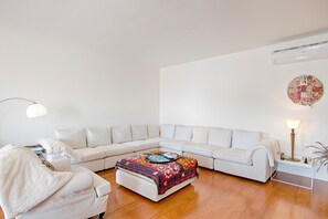 Smart TV - Chiado 1 - Carmo Square - Recently renovated apartment with great view of the River Taugus and São J (Lisbon)