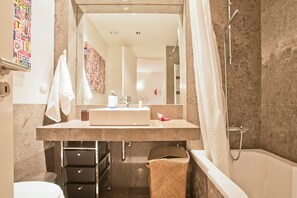 Duschwanne, Haartrockner, Bidet, Handtücher