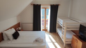 Chambre familiale, balcon | Coffre-fort, bureau, espace de travail pour ordinateurs portables