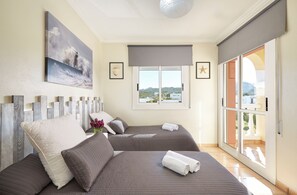 4 bedrooms, iron/ironing board, free WiFi, bed sheets