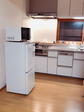 冰箱、微波爐、烤箱、電熱水壺