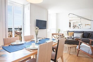 Dining - Bica 1 - Cordoeiros - Wonderful two bedroom apartment, fully renovated and decorated with lots of co (Lisbon)