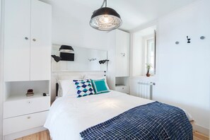 2 bedrooms, iron/ironing board, travel cot, free WiFi - Bica 1 - Cordoeiros - Wonderful two bedroom apartment, fully renovated and decorated with lots of co (Lisbon)