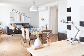 Interior - Bica 1 - Cordoeiros - Wonderful two bedroom apartment, fully renovated and decorated with lots of co (Lisbon)
