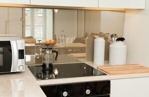 Frigorifero, microonde, forno, piano cottura