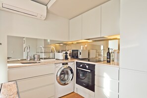 Frigorifero, microonde, forno, piano cottura