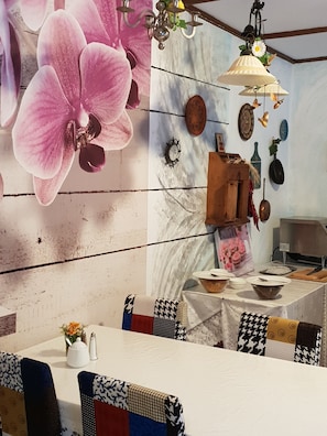 Päivittäinen buffetaamiainen (5 EUR per henkilö)