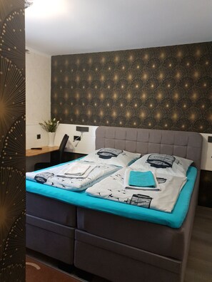 Kahden hengen classic-huone | Työpöytä, ilmainen Wi-Fi, vuodevaatteet