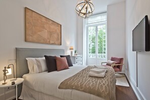 2 soverom, skrivebord, lydisolert og strykejern/-brett