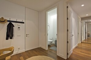 Kostenlose Toilettenartikel, Haartrockner, Handtücher, Toilettenpapier