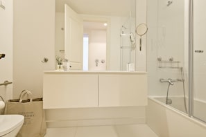 Articles de toilette gratuits, sèche-cheveux, serviettes fournies