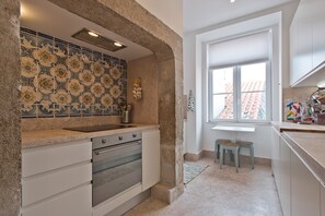 Kühlschrank, Mikrowelle, Ofen, Geschirrspüler