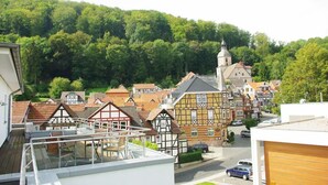 A traditional European village with timber-framed houses and a prominent church with a tower. - Ulrike's Pension am Kurpark (Bad Sooden-Allendorf)