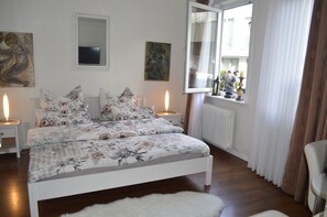Desk, free WiFi, bed sheets - Ulrike's Pension am Kurpark (Bad Sooden-Allendorf)