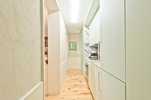 Een koelkast, een microgolfoven, een oven, een vaatwasser