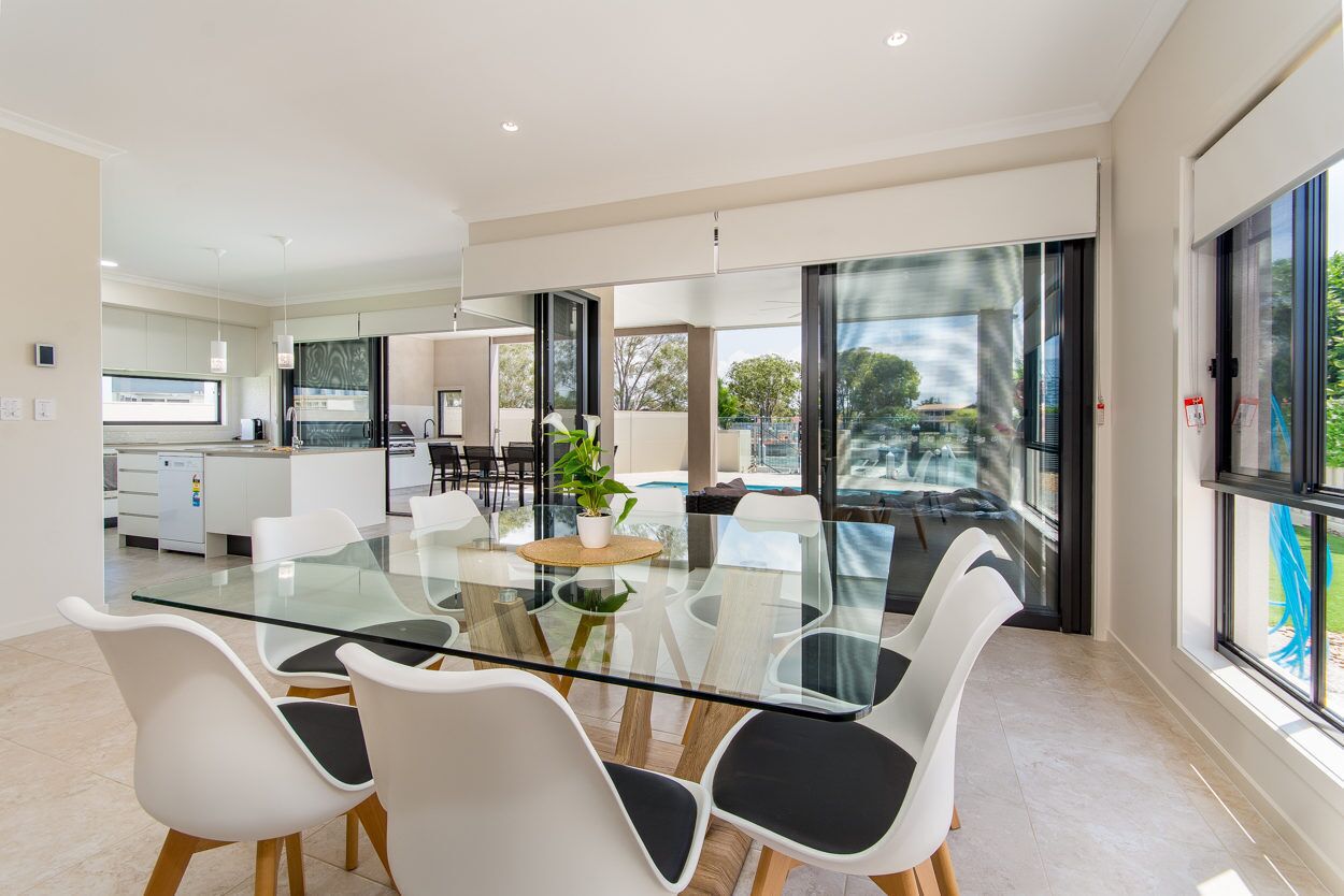 Tủ lạnh, máy rửa bát, dụng cụ nấu nướng/bát dĩa/dao nĩa 