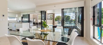 Luxury Waterfront Family Entertainer on Dolphin