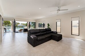 TV - Luxury Waterfront Family Entertainer on Dolphin (Bongaree)