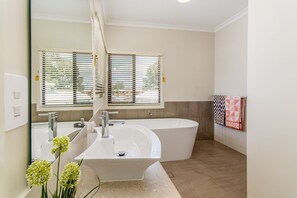 Toilet paper - Luxury Waterfront Family Entertainer on Dolphin (Bongaree)
