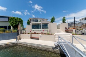 Property grounds - Luxury Waterfront Family Entertainer on Dolphin (Bongaree)
