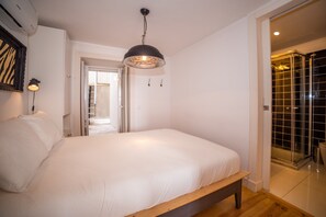 2 habitaciones, tabla de planchar con plancha y cuna de viaje 