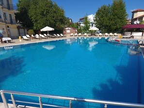 Seasonal outdoor pool, open 8:00 AM to 8:00 PM, free cabanas - Hotel Regum Life (Fethiye)