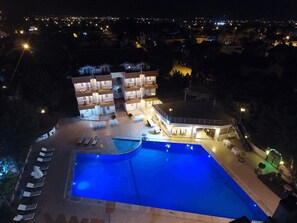 Seasonal outdoor pool, open 8:00 AM to 8:00 PM, free cabanas - Hotel Regum Life (Fethiye)