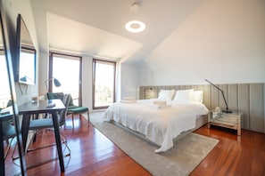 3 bedrooms, desk, WiFi, bed sheets