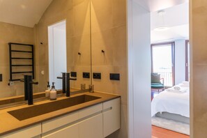 3 bedrooms, desk, WiFi, bed sheets