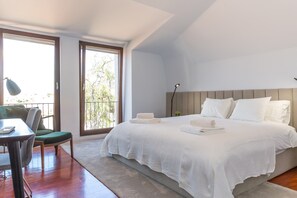 3 bedrooms, desk, WiFi, bed sheets