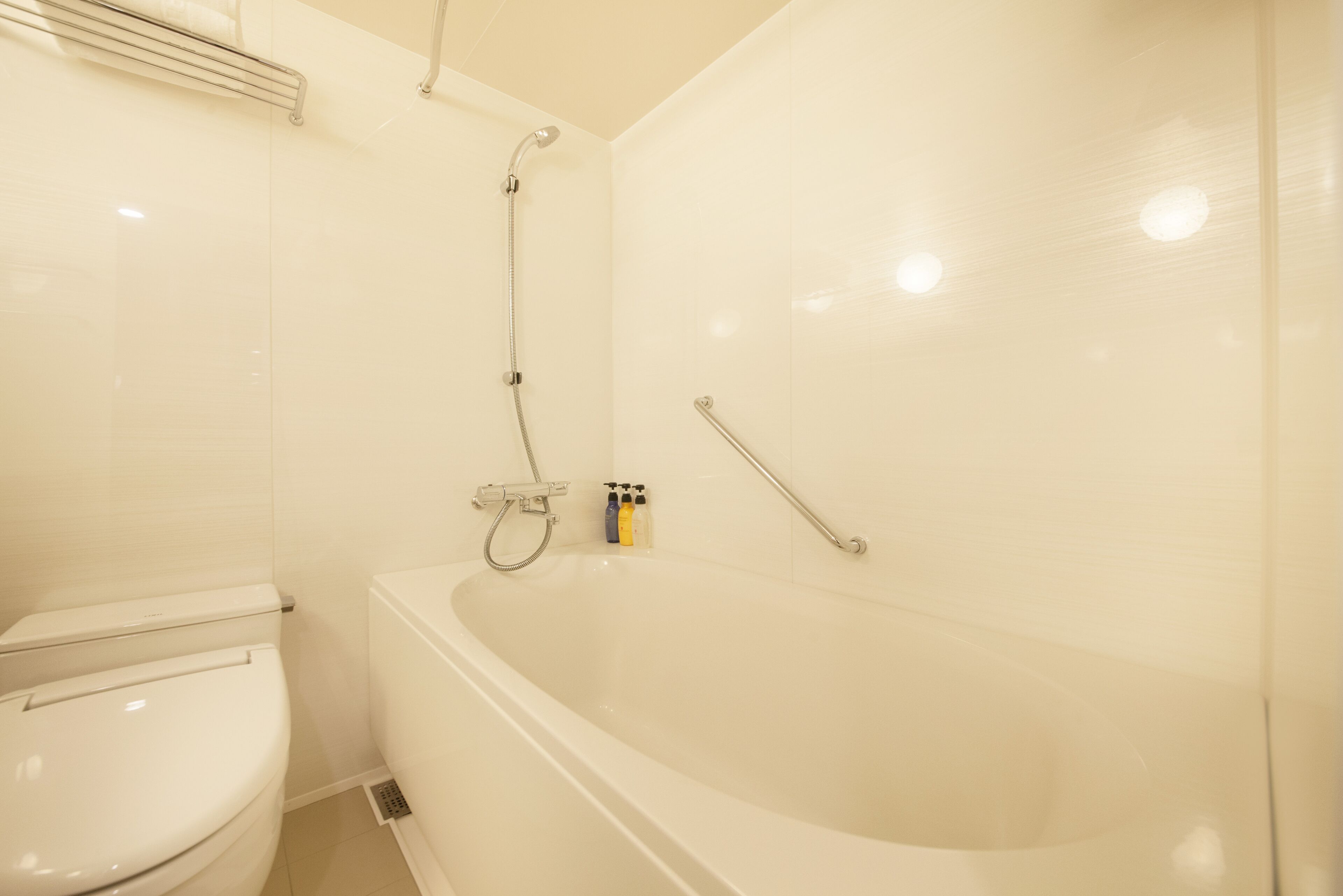 combined shower/bathtub, deep-soaking bathtub, free toiletries