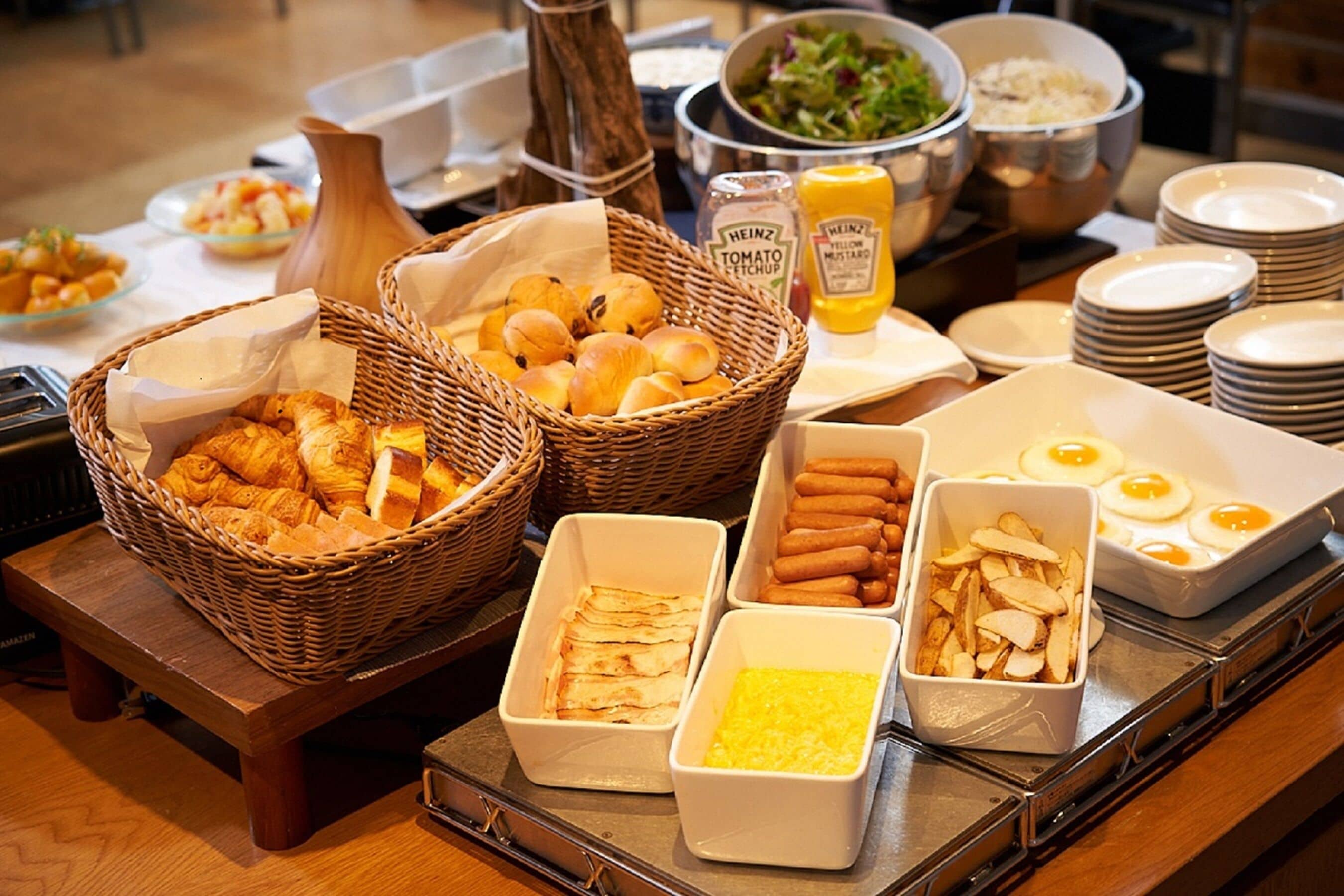 daily buffet breakfast (jpy 2000 per person)