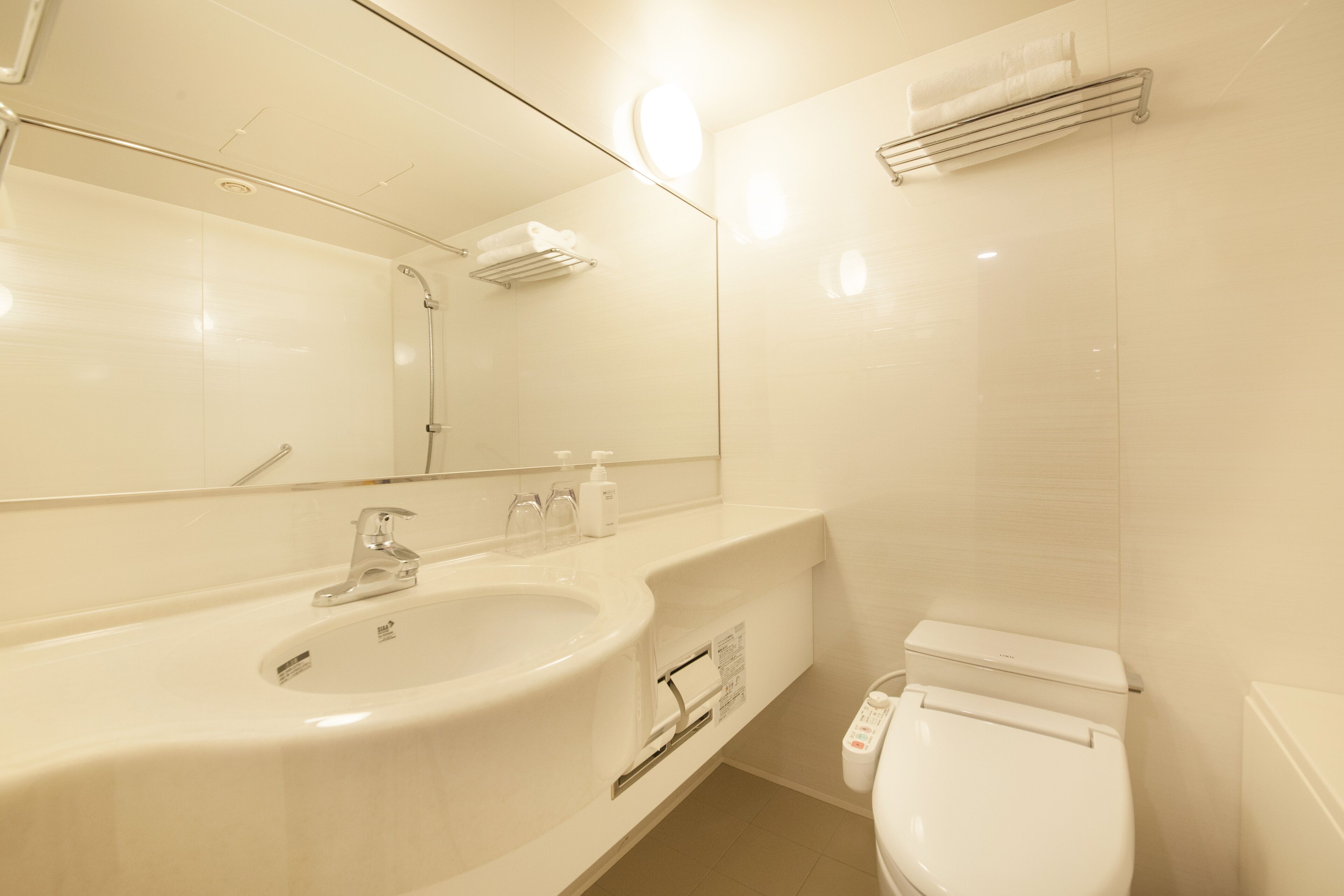 combined shower/bathtub, deep-soaking bathtub, free toiletries