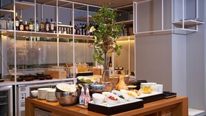 朝食 (ビュッフェ)、毎日提供 (有料)