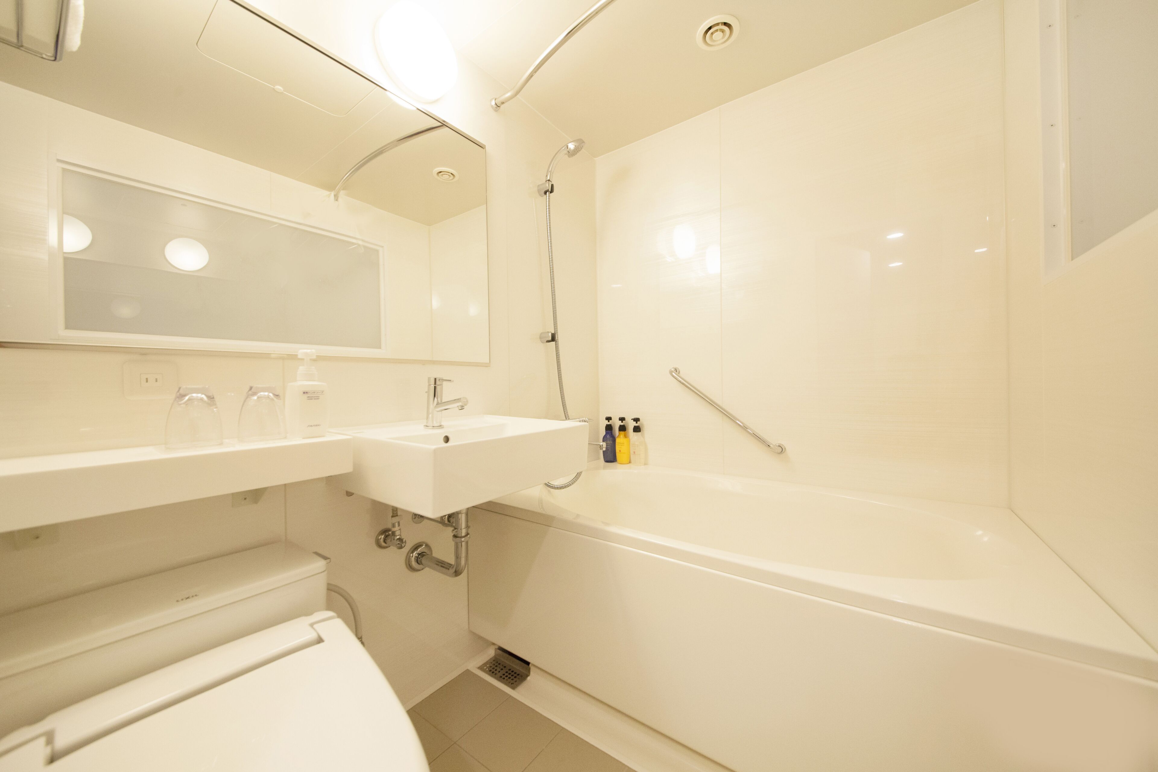 combined shower/bathtub, deep-soaking bathtub, free toiletries