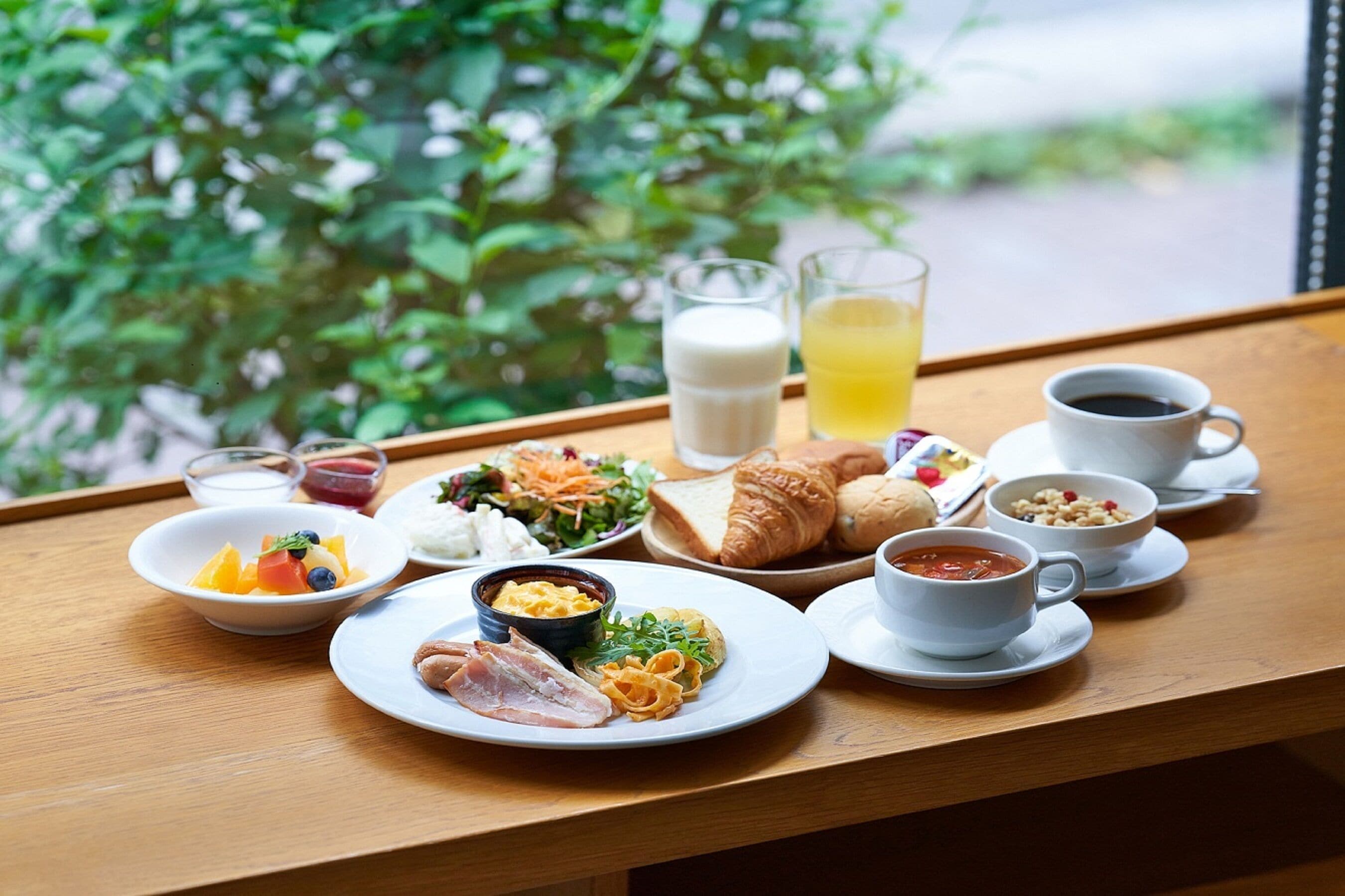 daily buffet breakfast (jpy 2000 per person)