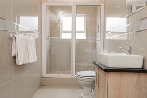 Tweepersoonskamer | Badkamer | Een douche, gratis toiletartikelen, handdoeken, zeep