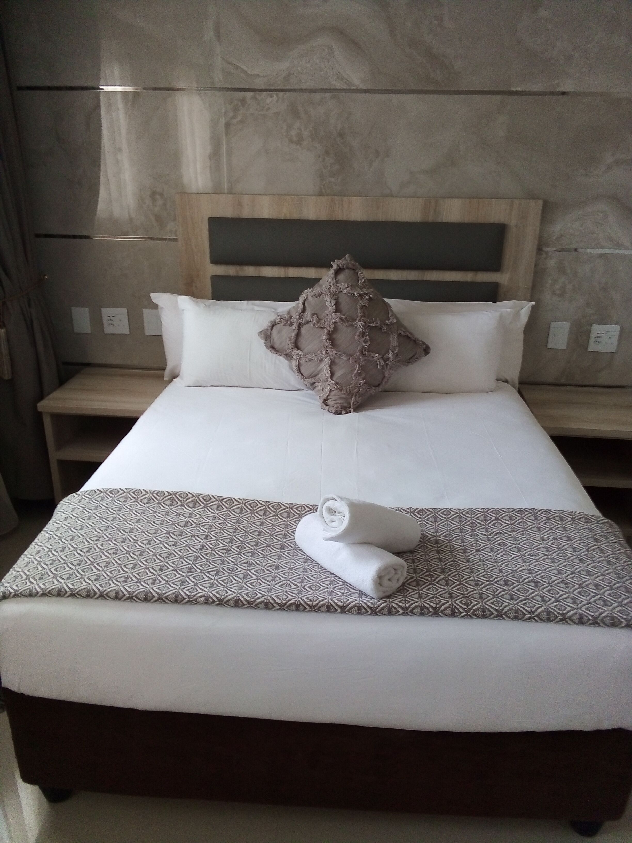 1 bedroom, premium bedding, desk, free wifi