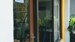Een hotelingang met een glazen deur waarop 
