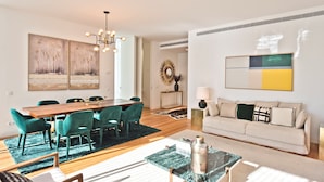 Un salon moderne avec un canapé, une table basse et un coin repas.