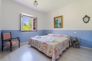 3 chambres, fer et planche à repasser, lit de bébé portatif