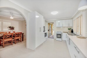 Stovetop - Fabulously Presented Family Retreat on Bribie Island (Bellara)