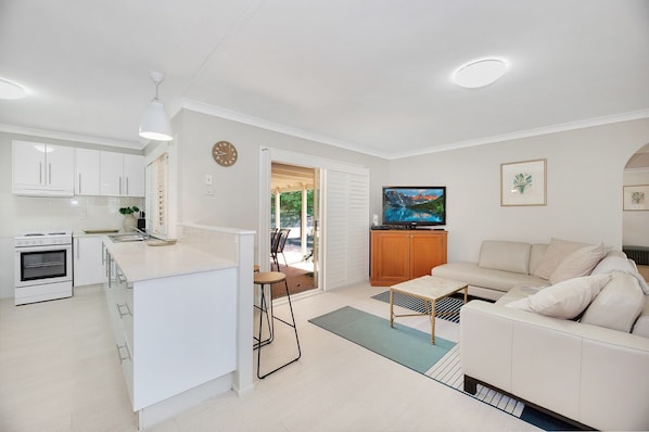4 bedrooms, WiFi, bed sheets - Fabulously Presented Family Retreat on Bribie Island (Bellara)