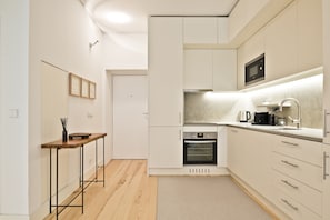 Réfrigérateur, micro-ondes, four, plaque de cuisson