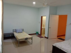 3 bedrooms, Internet - - A House that fit with group travel or family and strategy place. (Semporna)