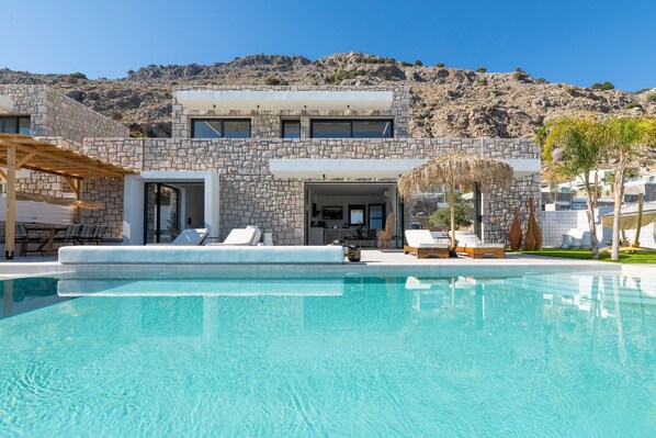 Piscine extérieure (ouverte en saison), parasols de plage