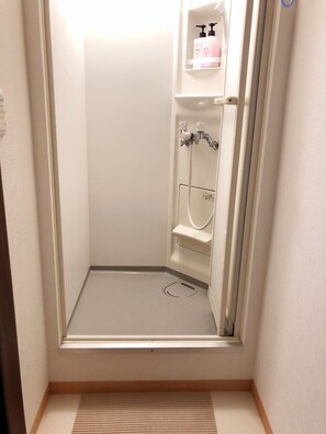 Chambre triple, salle de bains commune | Salle de bain | Articles de toilette (gratuits), pantoufles, bidet, serviettes fournies
