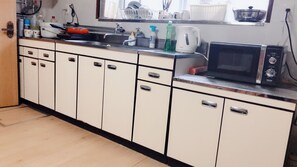 Nevera en la zona común y microondas en la zona común